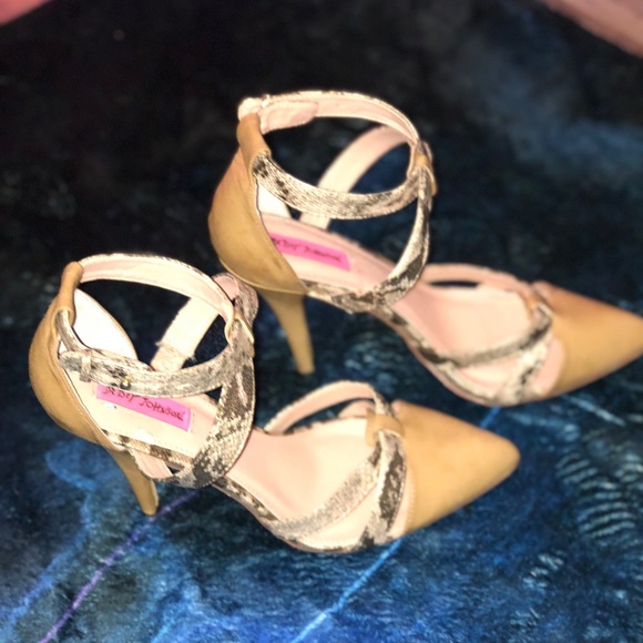 Betsey Johnson taupe 9.5 heels 👠. NWOB - Picture 4 of 7